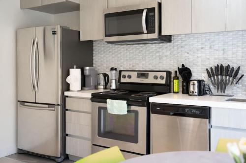 Trendy Condo in West End Downtown w Free Parking in Vancouver, Canada