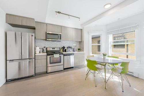 Trendy Condo in West End Downtown w Free Parking in Vancouver, Canada