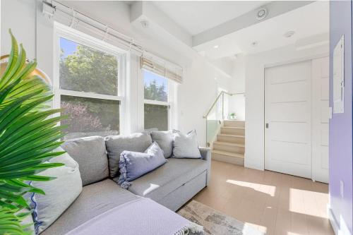 Trendy Condo in West End Downtown w Free Parking in Vancouver, Canada