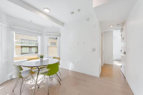 Trendy Condo in West End Downtown w Free Parking in Vancouver, Canada