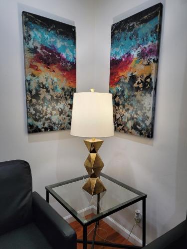 Budget Beverly Hills Cottage style 2 bedroom apt - 5 minutes from Rodeo Drive in Los Angeles, USA