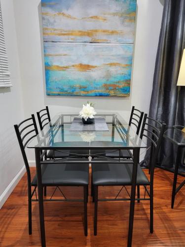 Budget Beverly Hills Cottage style 2 bedroom apt - 5 minutes from Rodeo Drive in Los Angeles, USA