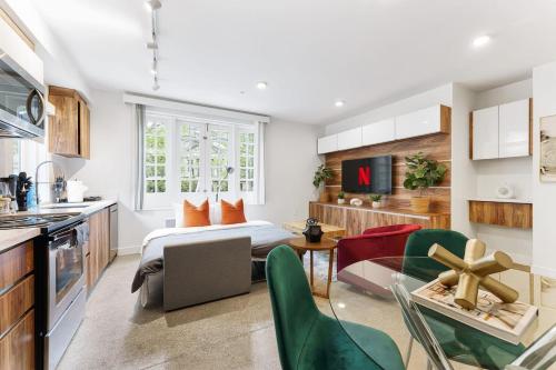 Designer Cozy Condo in Vibrant West End Dwntwn in Vancouver, Canada