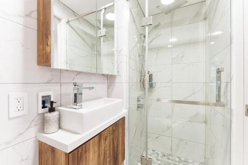 Designer Cozy Condo in Vibrant West End Dwntwn in Vancouver, Canada