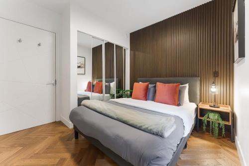 Designer Cozy Condo in Vibrant West End Dwntwn in Vancouver, Canada