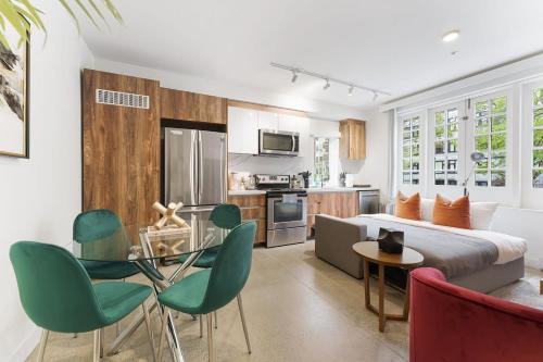 Designer Cozy Condo in Vibrant West End Dwntwn in Vancouver, Canada