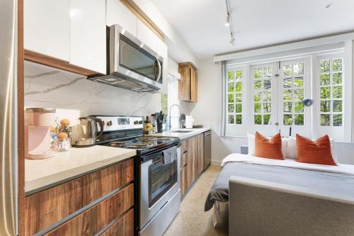 Designer Cozy Condo in Vibrant West End Dwntwn in Vancouver, Canada