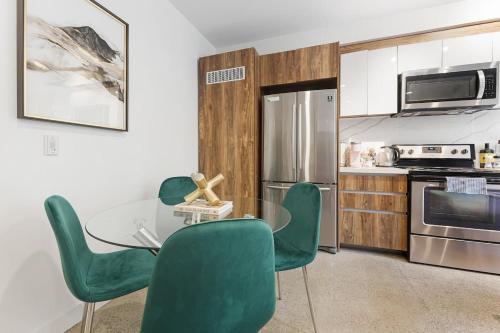Designer Cozy Condo in Vibrant West End Dwntwn in Vancouver, Canada