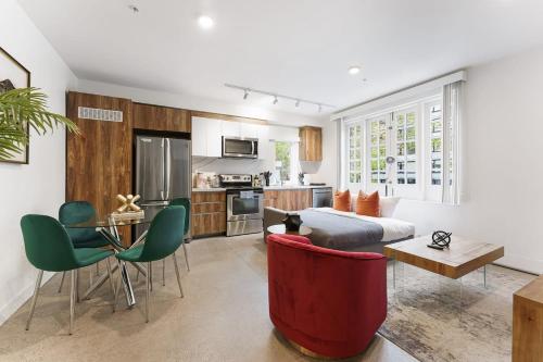 Designer Cozy Condo in Vibrant West End Dwntwn in Vancouver, Canada