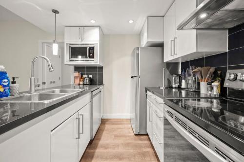 Dazzling Condo by Stadium Downtown w Incl Parking in Vancouver, Canada