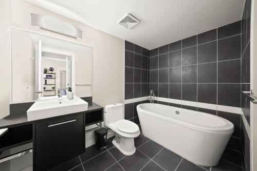 Dazzling Condo by Stadium Downtown w Incl Parking in Vancouver, Canada