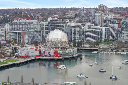 Dazzling Condo by Stadium Downtown w Incl Parking in Vancouver, Canada