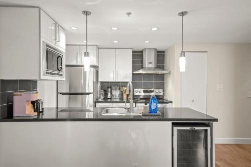 Dazzling Condo by Stadium Downtown w Incl Parking in Vancouver, Canada