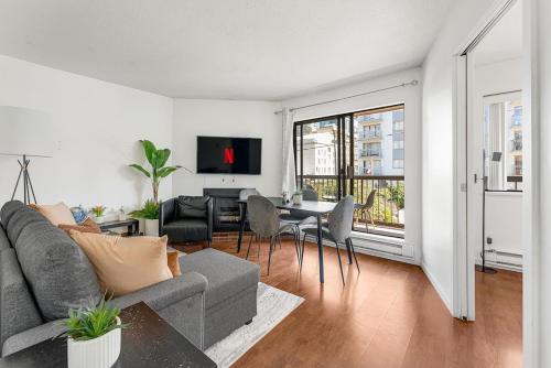 Stunning 3-Bed 2-Bath Condo in Dwntwn w Parking