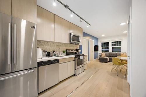 Chic 2 Bdrm Condo in Stylish Condo in West End DT in Vancouver, Canada