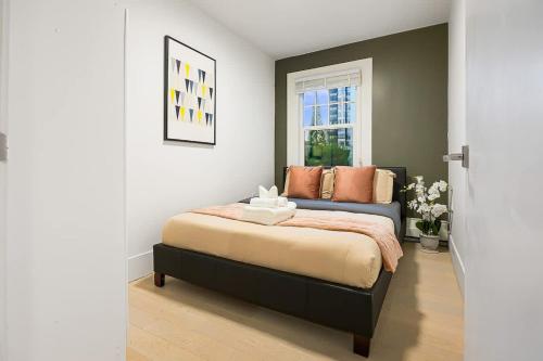 Chic 2 Bdrm Condo in Stylish Condo in West End DT in Vancouver, Canada