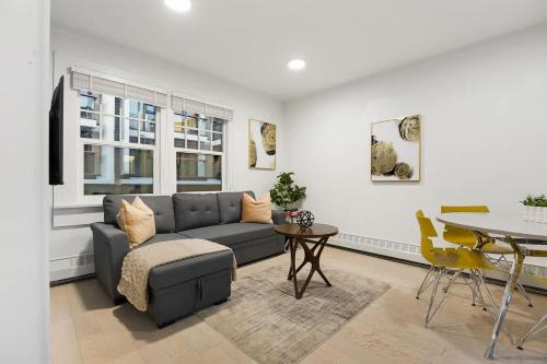 Chic 2 Bdrm Condo in Stylish Condo in West End DT in Vancouver, Canada
