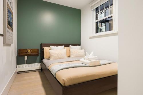 Chic 2 Bdrm Condo in Stylish Condo in West End DT in Vancouver, Canada