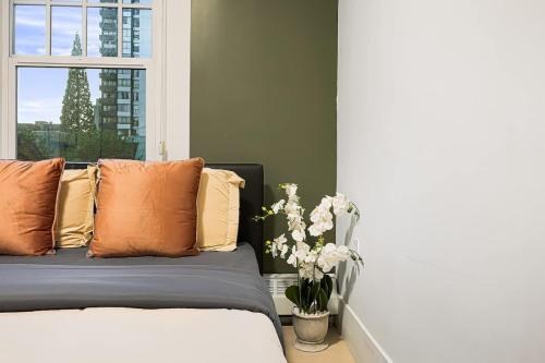 Chic 2 Bdrm Condo in Stylish Condo in West End DT in Vancouver, Canada
