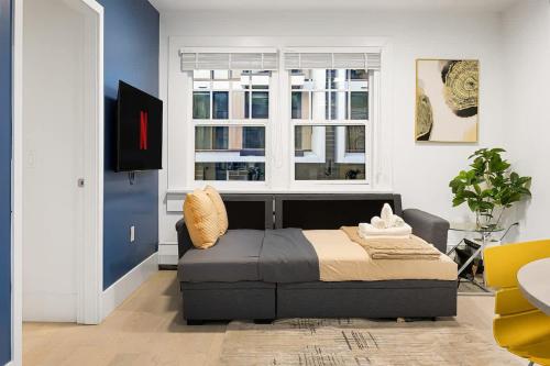 Chic 2 Bdrm Condo in Stylish Condo in West End DT in Vancouver, Canada