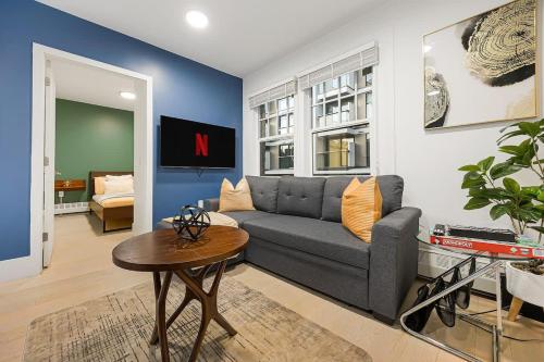 Chic 2 Bdrm Condo in Stylish Condo in West End DT in Vancouver, Canada