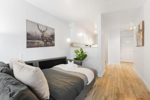 Cozy Central 1-Bedroom Condo in the West End Dwntwn in Vancouver, Canada