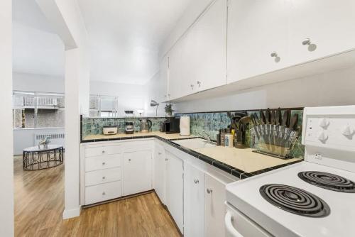 Cozy Central 1-Bedroom Condo in the West End Dwntwn in Vancouver, Canada