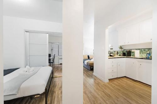 Cozy Central 1-Bedroom Condo in the West End Dwntwn in Vancouver, Canada