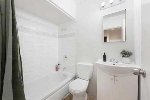 Cozy Central 1-Bedroom Condo in the West End Dwntwn in Vancouver, Canada