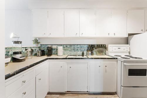 Cozy Central 1-Bedroom Condo in the West End Dwntwn in Vancouver, Canada