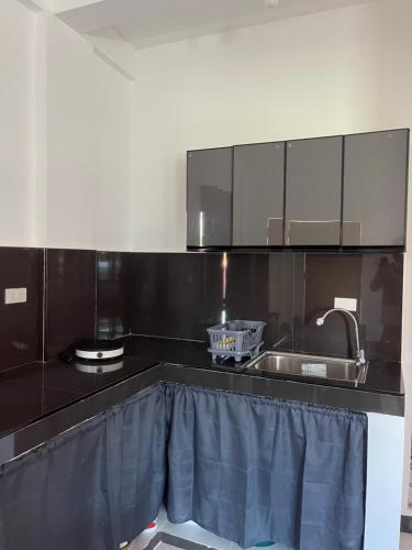 Dapur, Rumah 42 m² dengan 1 kamar tidur dan 1 kamar mandi pribadi di Calapan (Calapan Mindoro Transient Apartment) in Calapan