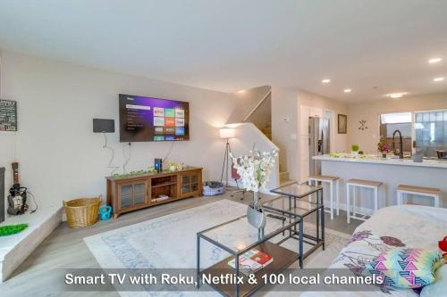 Entire Modern 3-Bedroom Home w King Bed, Crib, near Bay Beach in Chula Vista, USA