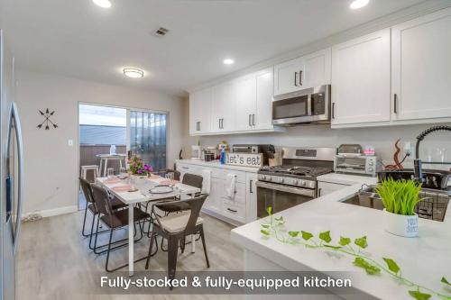 Entire Modern 3-Bedroom Home w King Bed, Crib, near Bay Beach in Chula Vista, USA