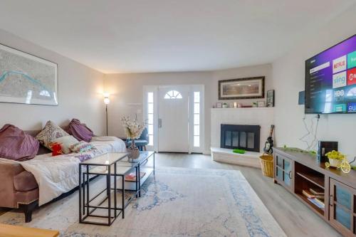 Entire Modern 3-Bedroom Home w King Bed, Crib, near Bay Beach in Chula Vista, USA
