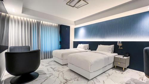 1 double bed, 1 twin bed