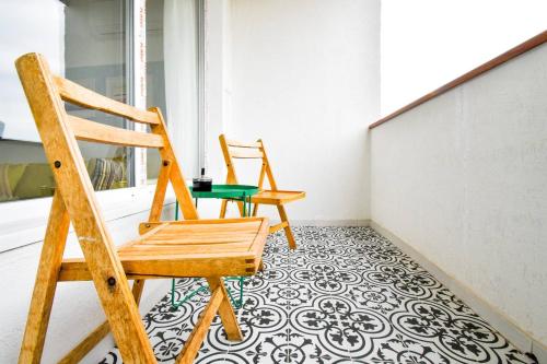 Work Friendly 2BR AC Terrace Str Parking 4