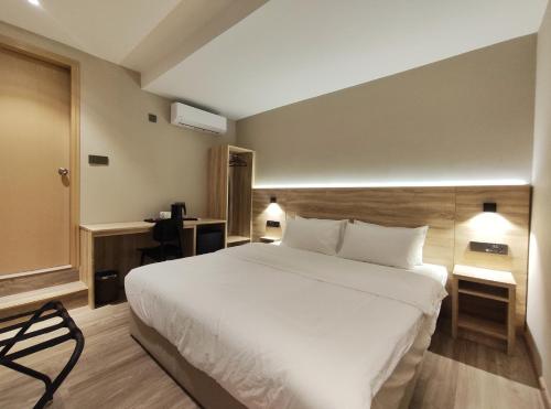 King Room image 4
