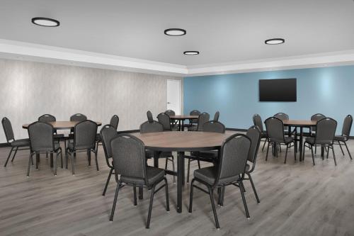 Fairfield Inn & Suites Dulles Airport - image 6