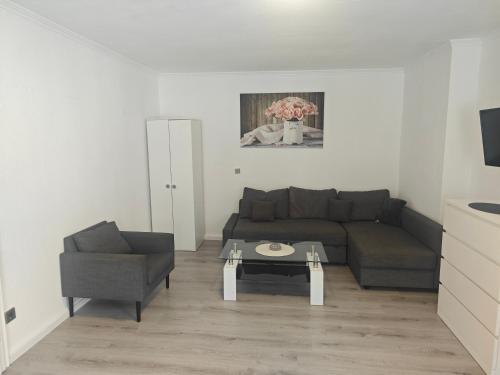 Work and Stay Attendorn 3 Schlafzimmer Neu Modernisiert Küche Bad Wohnzimmer Terrasse Work and Stay Attendorn 3 Schlafzimmer Neu Modernisiert Küche Bad Wohnzimmer Terrasse