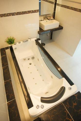 Grand Pink Hotel in Hat Yai