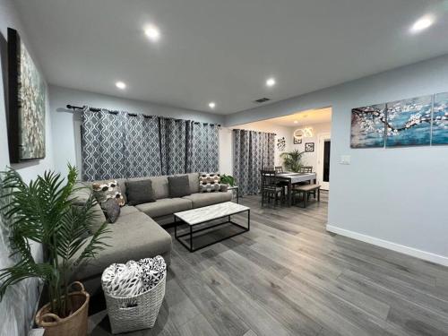Adorable 2BR-2BA House with EV & Free Parking and Family Friendly in Los Angeles in Los Angeles, USA