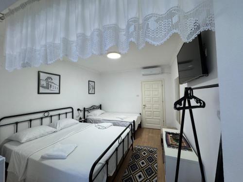 Double17 Apartaments, Gjirokastra (Foto 6)