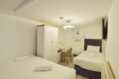 Triple room, compact