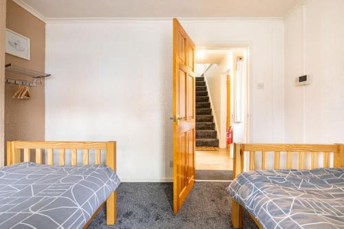 Casa grozava M6 J10, 8 beds, Free Parking, Max 10, Super Wifi, Casa grozava M6 J10, 8 beds, Free Parking, Max 10, Super Wifi,