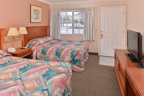 Golden Eagle Motel - image 2