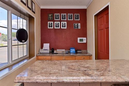 Lobby, Golden Eagle Motel in Dorris