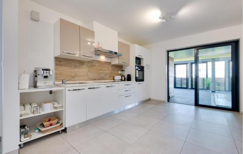 virtuve, Amazing Home In Tusilovic With Sauna in Galović Selo