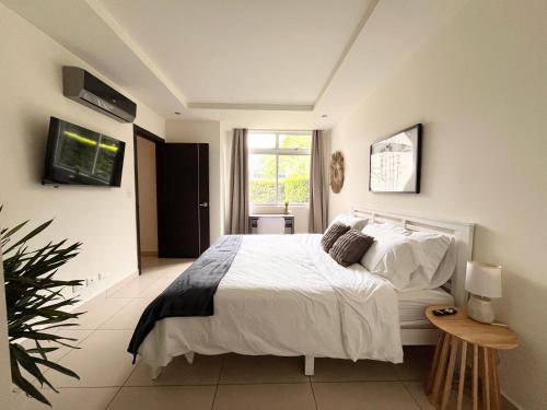 CR MARIPOSA RENTALS SANTA ANA RIVERPARK 2 BR, 2BH, Pool, Gym, WALK EVERYWHERE in 聖安娜