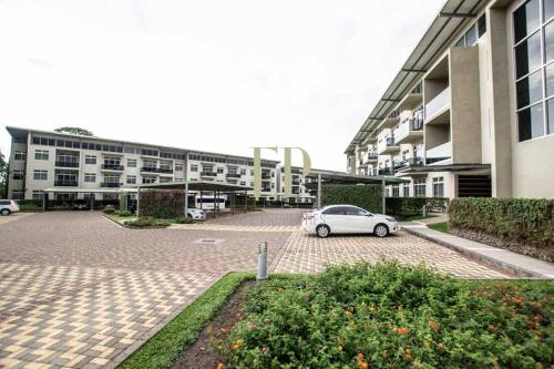 CR MARIPOSA RENTALS SANTA ANA RIVERPARK 2 BR, 2BH, Pool, Gym, WALK EVERYWHERE in 聖安娜