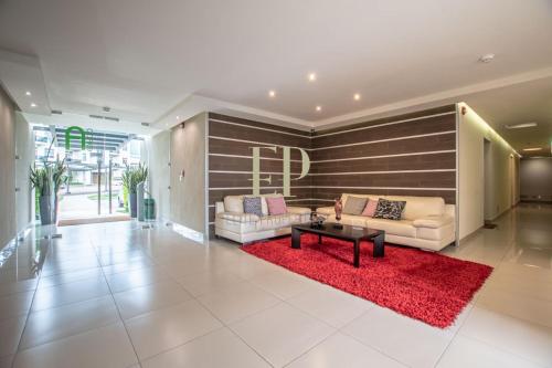 CR MARIPOSA RENTALS SANTA ANA RIVERPARK 2 BR, 2BH, Pool, Gym, WALK EVERYWHERE in 聖安娜